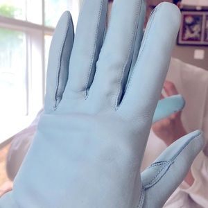Buttery soft leather baby blue vintage gloves 💙 size 6 3/4
